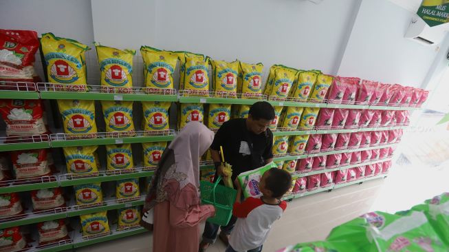 Sejumlah pembeli berbelanja di Multi Usaha Syariah (MUS) Halal Convenience Store, Meruyung, Depok, Jawa Barat, Minggu (2/2). [Suara.com/Angga Budhiyanto]