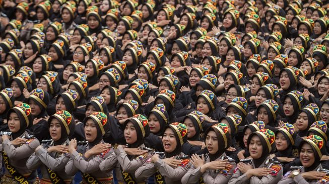 Penari menampilkan tarian Ratoh Jaroe dari Aceh pada acara Garapan Massal 1001 Penari di Balaikota, Solo, Jawa Tengah, Minggu (2/2). [ANTARA FOTO/Mohammad Ayudha]