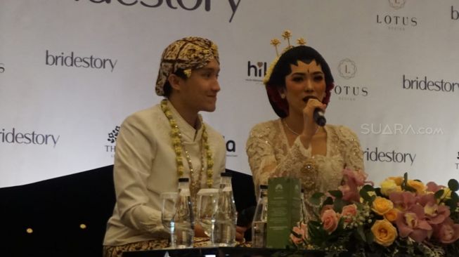Isyana Sarasvati dan suaminya, Rayhan Maditra [Suara.com/Herwanto]