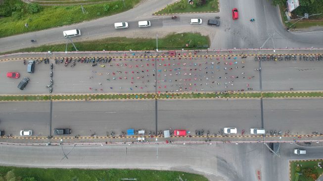 Warga mengikuti kegiatan senam di Fly Over Bandara Internasional Minangkabau (BIM), di Padangpariaman, Sumatera Barat, Minggu (2/2). [ANTARA FOTO/Iggoy el Fitra]