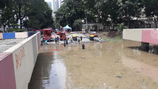 Banjir Underpass Kemayoran [SSuara.com/Novian].