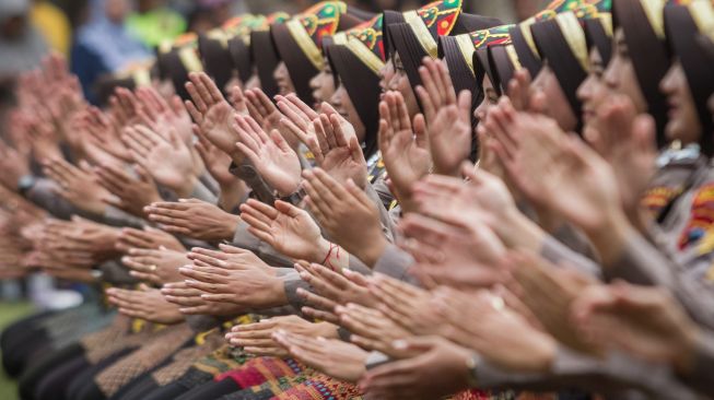 Penari menampilkan tarian Ratoh Jaroe dari Aceh pada acara Garapan Massal 1001 Penari di Balaikota, Solo, Jawa Tengah, Minggu (2/2). [ANTARA FOTO/Mohammad Ayudha]