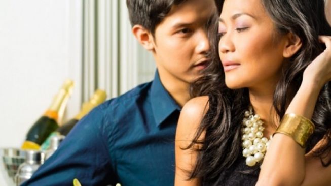 Tanda Orang Menyukai Anda dari Kontak Mata sampai Sentuhan Kecil
