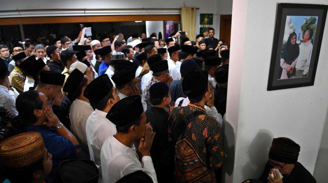 Sejumlah kerabat berdoa usai shalat jenazah di rumah duka KH Salahuddin Wahid atau Gus Sholah, Mampang Prapatan, Jakarta, Senin (3/2) dini hari. [ANTARA FOTO/Aditya Pradana Putra]