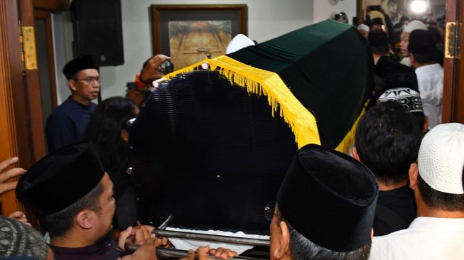 Sejumlah kerabat mengangkat keranda berisi jenazah KH Salahuddin Wahid atau Gus Sholah di rumah duka di Mampang Prapatan, Jakarta, Minggu (2/2). [ANTARA FOTO/Aditya Pradana Putra]
