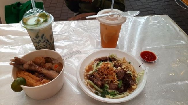 Kuliner di Festival Bakso dan Mie Blok M. (Suara.com/Dini Afrianti Efendi)