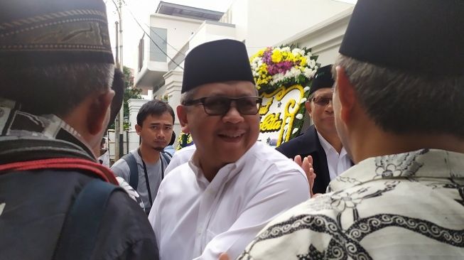 Wakili Megawati, Hasto Kristiyanto Melayat ke Rumah Duka Gus Sholah