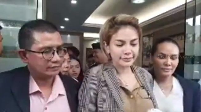 Nikita Mirzani berangkat menuju Kejaksaan Negeri Jakarta Timur dari Polres Metro Jakarta Selatan [Suara.com/Yuliani]