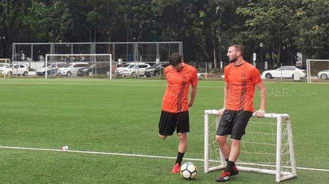 Marc Klok (kiri) dan Marco Motta saat melakoni latihan perdana bersama skuat Persija Jakarta di Lapangan ABC Senayan, Jakarta, Senin (3/2/2020). [Suara.com / Adie Prasetyo Nugraha]