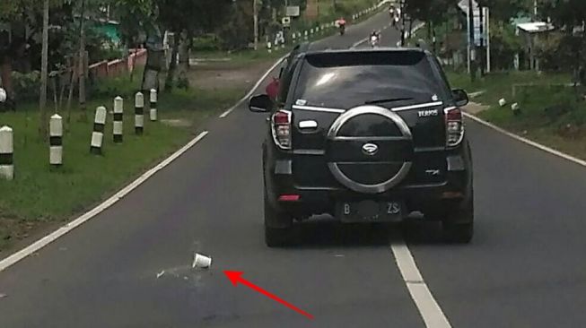 Viral Pengendara Terios Buang Sampah Sembarangan, Pelatnya Jadi Sorotan