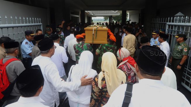 Paskas TNI Angkatan Udara diiringi sejumlah kerabat membawa peti jenazah KH Salahuddin Wahid atau Gus Sholah di Bandara Halimperdanakusuma, Jakarta Timur, Senin (3/2). [Suara.com/Angga Budhiyanto]