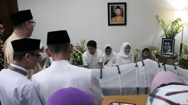 Sejumlah kerabat berdoa didepan jenazah KH Salahuddin Wahid atau Gus Sholah di Mampang Prapatan, Jakarta Selatan, Senin (03/02).[Suara.com/Alfian Winanto]