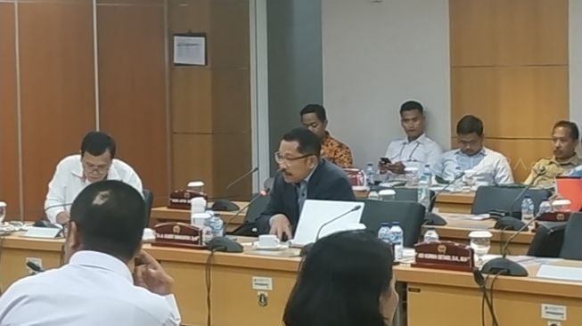 Anggota Komisi B Gilbert Simanjuntak saat menghadiri rapat Komisi B di gedung DPRD DKI, Senin (3/2/2020). (Suara.com/Fakhri).