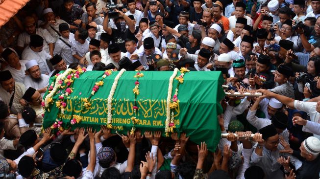 Ribuan santri berebut memegang keranda jenazah almarhum KH Salahuddin Wahid atau Gus Sholah saat dibawa ke masjid untuk disholati di Pesantren Tebuireng Jombang, Jawa Timur, Senin (3/2). [ANTARA FOTO/Syaiful Arif]