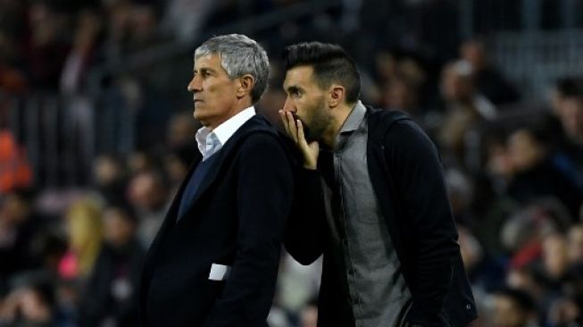 Pelatih Barcelona Quique Setien terlihat kesal dalam pertandingan La Liga kontra Levante di Camp Nou, Senin (3/2/2020). [AFP]