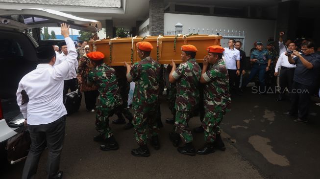 Khofifah Sambut Jenazah Gus Sholah di Bandara Juanda Surabaya