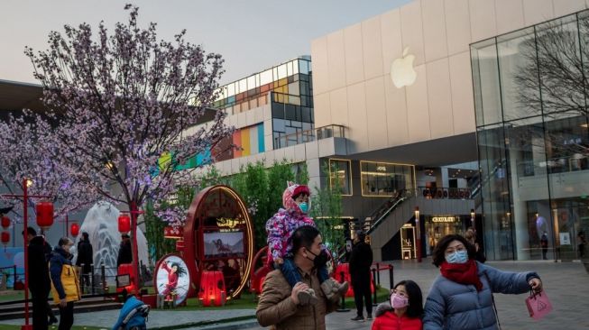 Salah satu toko Apple di China. [AFP/Nicolas Asfouri]