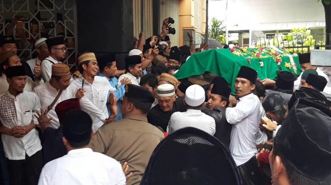 Awan Mendung dan Rintik Hujan Iringi Prosesi Pemakaman Gus Sholah