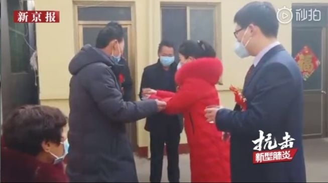 Sang dokter, pasangannya, dan kedua orang tua (Weibo/Huatu Education)