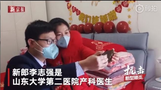 Sang dokter dan pasangannya menelepon orangtua mempelai wanita (Weibo/Huatu Education)