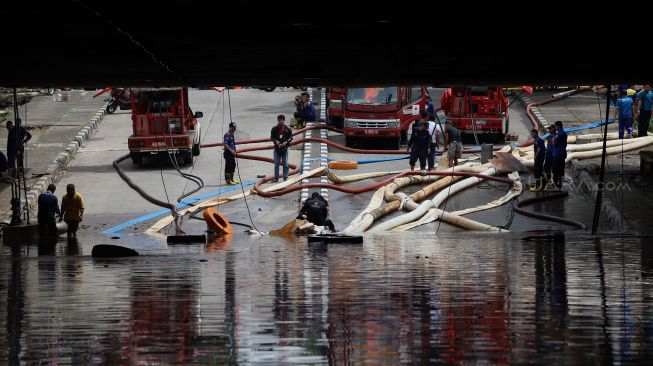 Petugas melakukan penyedotan air yang merendam underpass Kemayoran, Jakarta, Senin (3/2). [Suara.com/Angga Budhiyanto]