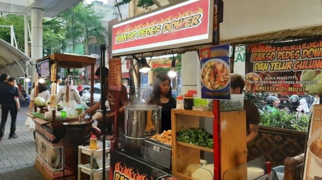 Tenant di Festival Bakso dan Mie Blok M. (Suara.com/Dini Afrianti Efendi)