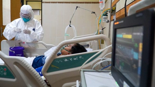 Simulasi penangan Virus Corona di RS Margono Soekardjo Purwokerto pada Senin (3/2/2020). [Suara.com/Anang Firmansyah]