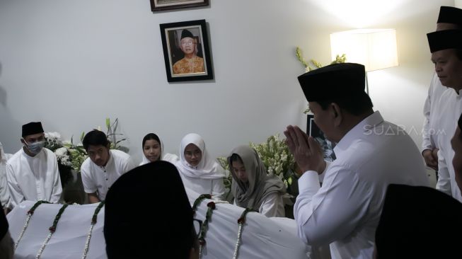 Menteri Pertahanan Prabowo Subianto saat melayat ke rumah duka rumah duka KH. Salahuddin Wahid atau Gus Sholah di Mampang Prapatan, Jakarta Selatan, Senin (03/02).[Suara.com/Alfian Winanto]