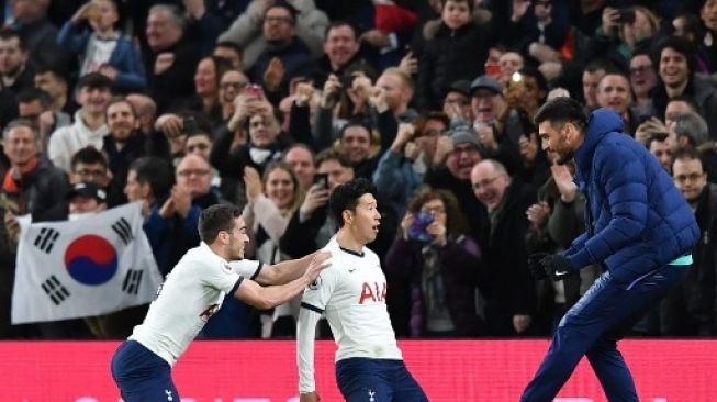 Striker Tottenham Hotspur Son Heung-Min (tengah) merayakan golnya ke gawang Manchester City dalam lanjutan Liga Inggris di Tottenham Hotspur Stadium. Ben STANSALL / AFP