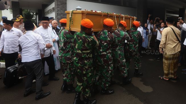 Paskas TNI Angkatan Udara membawa peti jenazah KH Salahuddin Wahid atau Gus Sholah di Bandara Halimperdanakusuma, Jakarta Timur, Senin (3/2). [Suara.com/Angga Budhiyanto]