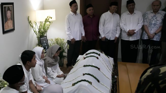 Sejumlah kerabat berdoa didepan jenazah KH Salahuddin Wahid atau Gus Sholah di Mampang Prapatan, Jakarta Selatan, Senin (03/02).[Suara.com/Alfian Winanto]