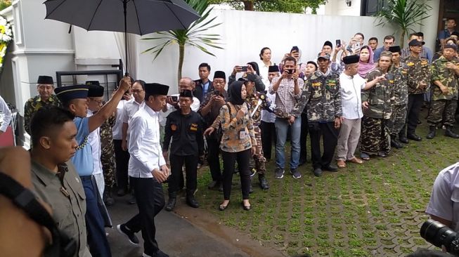 Presiden Jokowi Ajak Menteri-menterinya Melayat ke Rumah Duka Gus Sholah