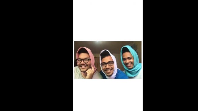 Kocak Abis! 3 Pria Ini Berikan Tutorial Style Hijab Nggak Pakai Ribet