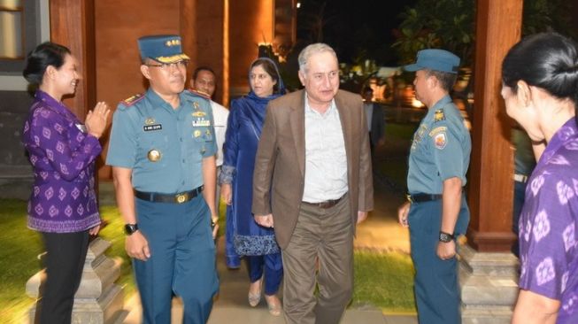 Kasal Pakistan Commodore Admiral Zafar Mahmood Abbasi Kunjungi Perajin Bali