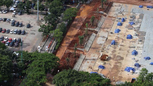 Suasana penanaman pohon di lokasi revitalisasi Plaza Selatan Monumen Nasional (Monas), Jakarta, Selasa (4/2).  [Suara.com/Angga Budhiyanto]