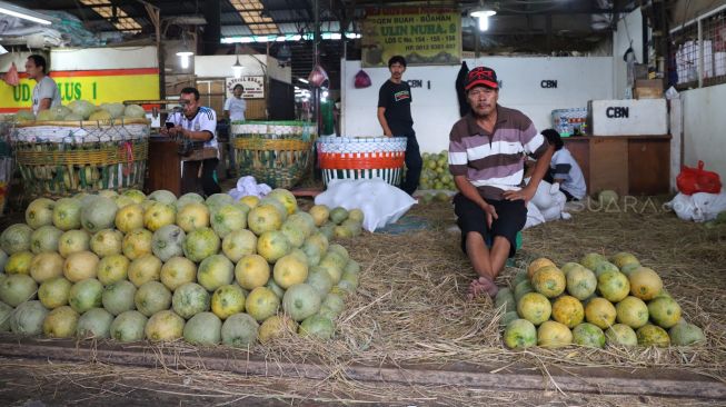 Aktivitas para pedagang buah-buahan di Blok buah pasar induk kramat jati, Jakarta Timur, Selasa (04/02). [Suara.com/Alfian Winanto]