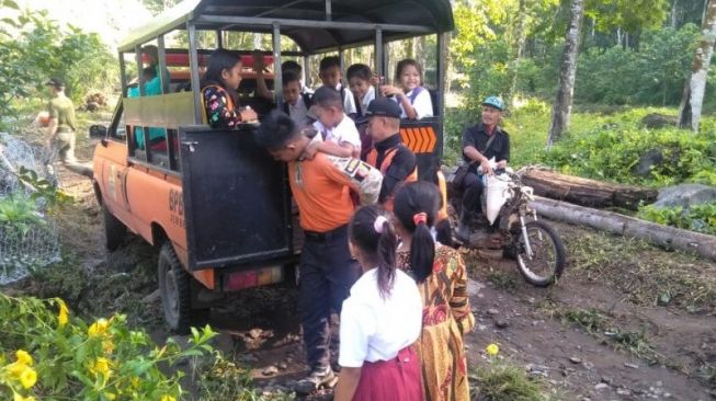 Korban Banjir Bandang Jember Masih Hidup Serba Terbatas