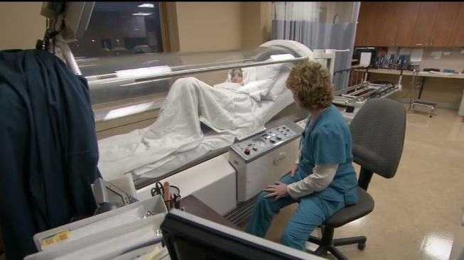 Ilustrasi ruang terapi oksigen hiperbarik (YouTube/University Hospitalsa)