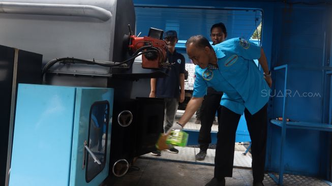 Kepala BNN Komjen Pol Heru Winarko (tengah) didampingi Deputi Bidang Pemberantasa BNN Irjen Pol Arman Depari (kiri) melakukan pengecekan barang bukti shabu saat pemusnahan barang bukti narkotika tahun 2020 di  Kantor BNN, Cawang, Jakarta, Selasa (4/2). [Suara.com/Angga Budhiyanto]
