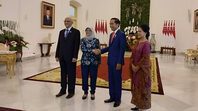 Presiden Joko Widodo (Jokowi) menerima kunjungan kenegaraan Presiden Republik Singapura Halimah Yacob di Istana Kepresidenan Bogor, Jawa Barat, Selasa (4/2/2020). (Suara.com/Ummi Saleh)