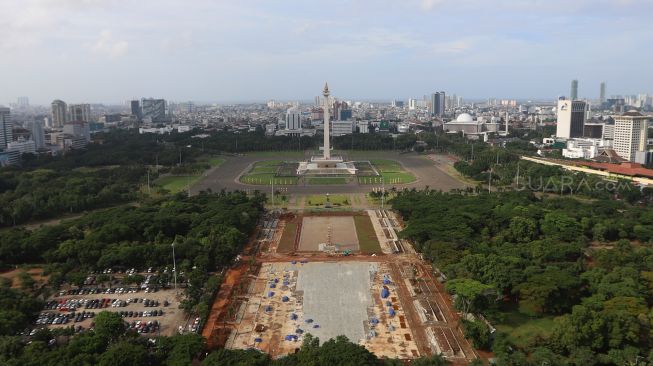Suasana penanaman pohon di lokasi revitalisasi Plaza Selatan Monumen Nasional (Monas), Jakarta, Selasa (4/2).  [Suara.com/Angga Budhiyanto]