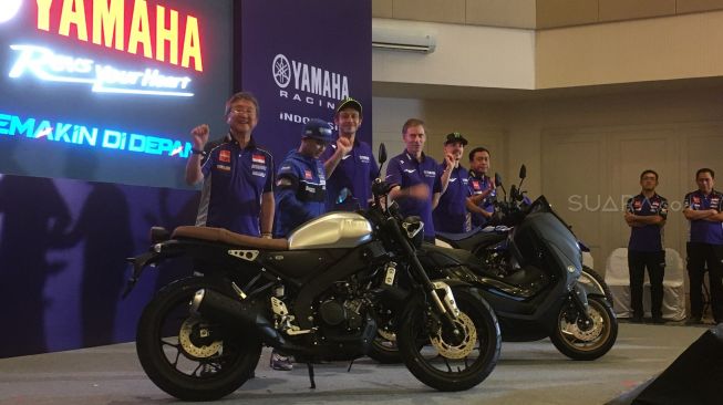 Valentino Rossi dan Maverick Vinales(keduanya mengenakan topi pet) saat mengenalkan sederet motor-motor andalan Yamaha buat 2020 [Suara.com/ukirsari].