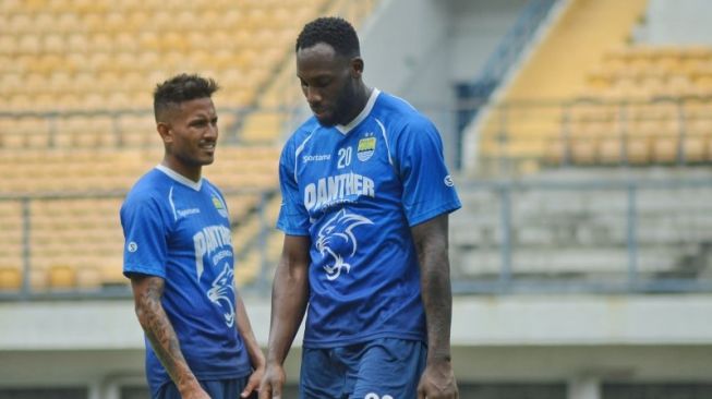 Geoffrey Castillion dan Wander Luiz saat mengikuti sesi latihan bersama Persib di Stadion Gelora Bandung Lautan Api (GBLA), Kota Bandung, Selasa (4/2/2020). (ANTARA/Bagus Ahmad Rizaldi)