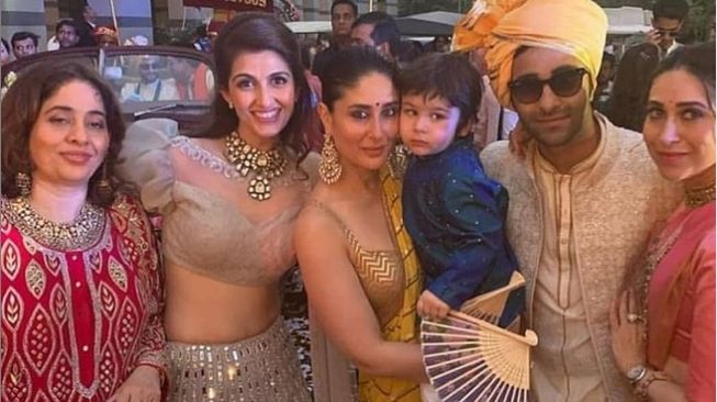 Kareena Kapoor bersama putranya, Taimur Ali Khan di pernikahan adik sepupunya, Arman Jain. [Instagram]