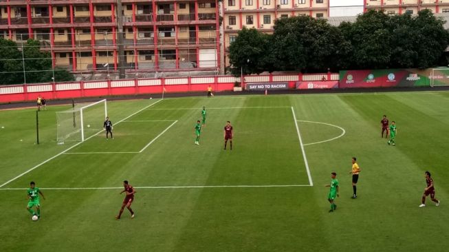 Pertandingan uji coba antara Bhayangkara FC vs PSM Makassar di Stadion Perguruan Tinggi Ilmu Kepolisian (PTIK), Jakarta, Rabu (5/2/2020). (Suara.com/Adie Prasetyo Nugraha).