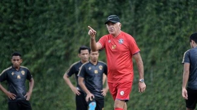 Mario Gomez saat memimpin latihan Arema FC. (Instagram/aremafcofficial)
