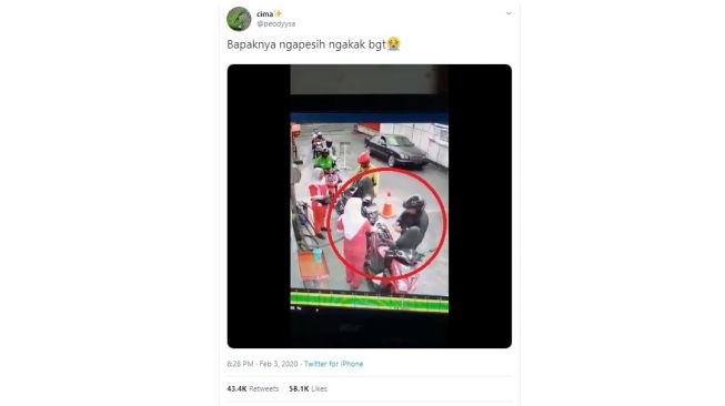 Terekam CCTV, Tingkah Pengemudi Motor Antri Isi Bensin Ini Bikin Ngakak