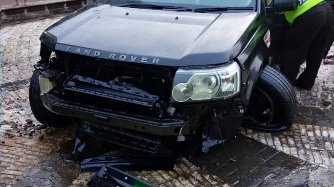 Land Rover Berenang di Bundaran HI, Begini Kronologinya