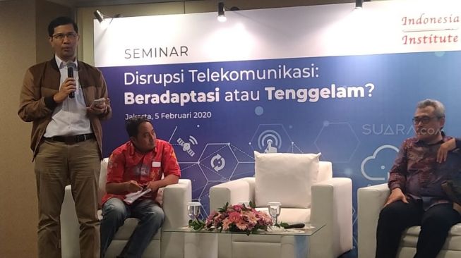 Direktur Eksekutif ICT Indonesia Heru Sutadi dalam Seminar Disrupsi Telekomunikasi: Beradaptasi atau Tenggelam? di Jakarta, Rabu (5/2/2020). [Suara.com/Tivan Rahmat]