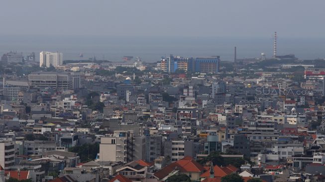 Suasana deretan permukiman penduduk dilihat dari gedung Perpustakaan Nasional, Jakarta, Selasa (4/2).[Suara.com/Angga Budhiyanto]